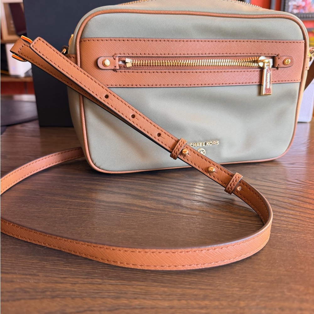 ✨ Michael Kors Jet Set Charm Large East West Nylon Crossbody – Olive/Tan ✨